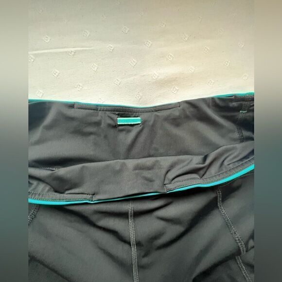 Lululemon Water Bound Crop Black and Teal, Size 8 Excellent pre worn condition - Picture 4 of 7